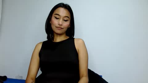 Snapshot of gia_lee10 chatting on 10-06-25, 02:42 Gia Lee online show from 10-06-25, 02:42