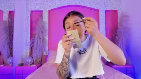 Gia online show from 11-11-25, 01:22