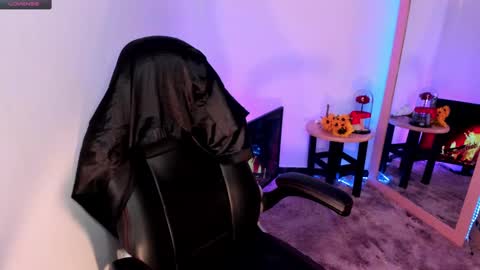 Snapshot of giabrook chatting on 12-11-24, 07:42 Gia  online show from 12-11-24, 07:42