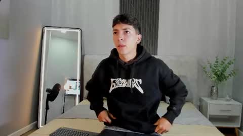 Snapshot of gian_rossii chatting on 06-17-26, 11:23 GIAN online show from 06-17-26, 11:23