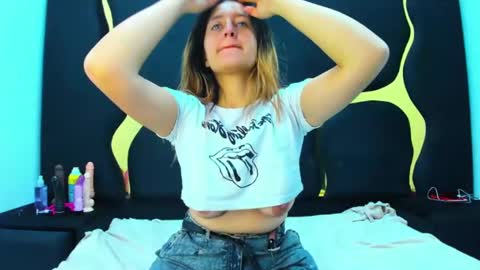 Snapshot of giaroussel chatting on 02-02-25, 02:45 GiaRoussel online show from 02-02-25, 02:45