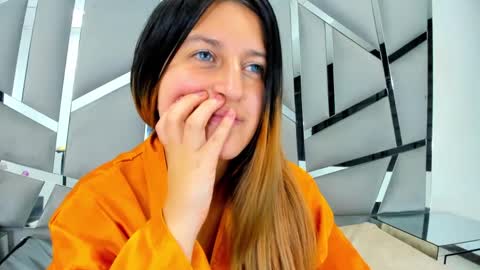 Snapshot of giaroussel chatting on 02-09-25, 05:01 GiaRoussel online show from 02-09-25, 05:01