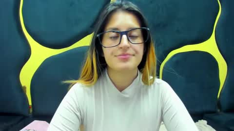 Snapshot of giaroussel chatting on 02-12-25, 07:45 GiaRoussel online show from 02-12-25, 07:45