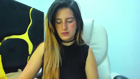 Snapshot of giaroussel chatting on 03-11-25, 02:18 GiaRoussel online show from 03-11-25, 02:18