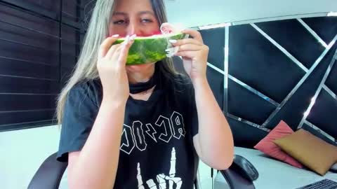 Snapshot of giaroussel chatting on 09-29-25, 04:12 GiaRoussel online show from 09-29-25, 04:12