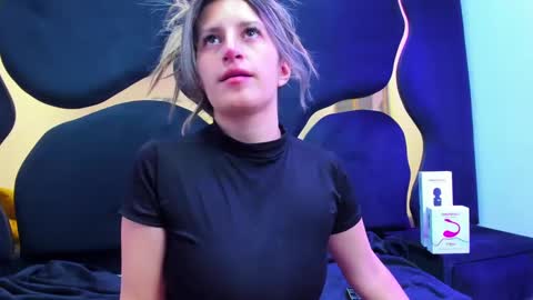 Snapshot of giaroussel chatting on 10-11-25, 03:54 GiaRoussel online show from 10-11-25, 03:54