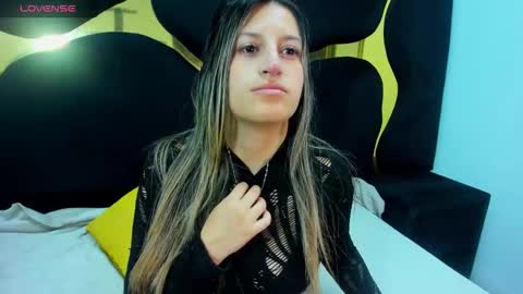 Snapshot of giaroussel chatting on 10-31-25, 03:02 GiaRoussel online show from 10-31-25, 03:02