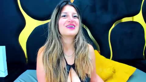 Snapshot of giaroussel chatting on 12-15-25, 05:06 GiaRoussel online show from 12-15-25, 05:06