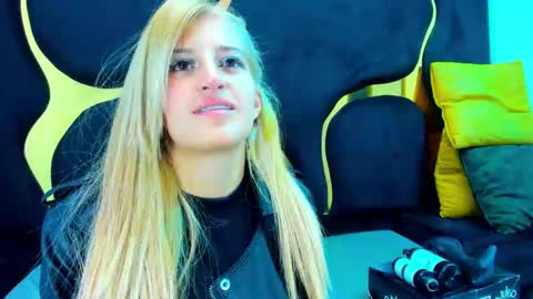 Snapshot of giaroussel chatting on 12-19-25, 03:19 GiaRoussel online show from 12-19-25, 03:19