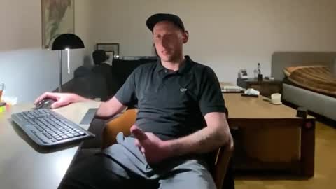 Snapshot of gilbertlachsmann chatting on 02-20-25, 12:52 Sebastian online show from 02-20-25, 12:52