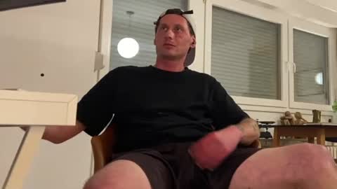 Snapshot of gilbertlachsmann chatting on 09-27-25, 11:10 Sebastian online show from 09-27-25, 11:10
