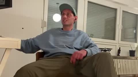 Snapshot of gilbertlachsmann chatting on 10-17-25, 01:53 Sebastian online show from 10-17-25, 01:53