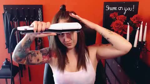 Snapshot of gina_hotlick chatting on 05-27-26, 08:00 gina_hotlick online show from 05-27-26, 08:00