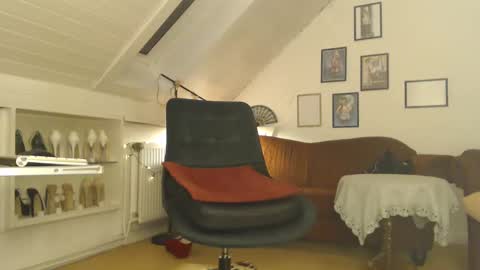 Snapshot of ginablondecam chatting on 01-02-25, 02:00 Gina online show from 01-02-25, 02:00