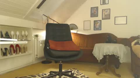 Snapshot of ginablondecam chatting on 01-06-25, 12:37 Gina online show from 01-06-25, 12:37