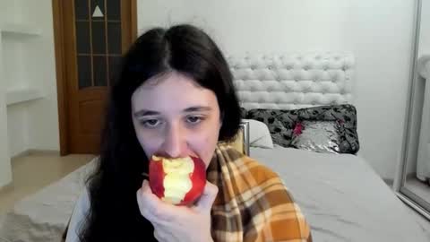 Snapshot of ginablum chatting on 10-28-25, 09:57 Kate online show from 10-28-25, 09:57