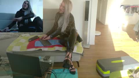 GingerPink online show from 12-17-25, 12:11