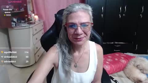 Snapshot of giorgia_xue53 chatting on 10-26-25, 11:31 Mary online show from 10-26-25, 11:31