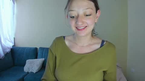 Snapshot of girlsativa chatting on 01-06-25, 12:35 Maze Thumbs up online show from 01-06-25, 12:35