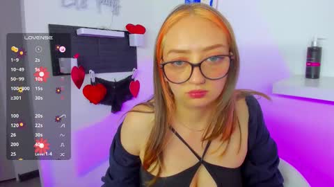 Snapshot of girlsativa chatting on 10-17-25, 06:43 Maze Thumbs up online show from 10-17-25, 06:43