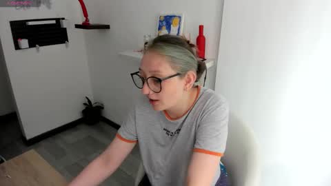 Snapshot of girlsativa chatting on 11-01-25, 04:20 Maze Thumbs up online show from 11-01-25, 04:20