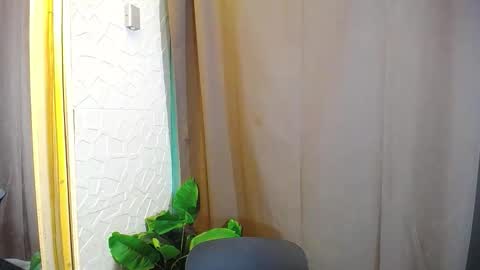 Snapshot of girlsweet_preciousxoxo chatting on 03-18-26, 06:44 Precious online show from 03-18-26, 06:44