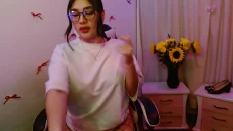 Snapshot of giselle_greey chatting on 09-27-25, 05:12 giselle_greey online show from 09-27-25, 05:12
