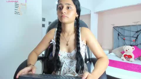 GISELLE ROLDAN online show from 10-25-25, 04:31