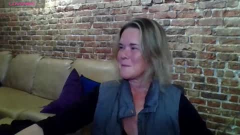 Snapshot of glam_cat chatting on 04-30-26, 03:35 Gwendolyn online show from 04-30-26, 03:35