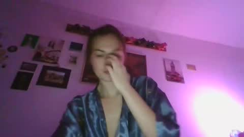 Snapshot of glitter_doll chatting on 01-20-25, 06:43 glitter_doll online show from 01-20-25, 06:43