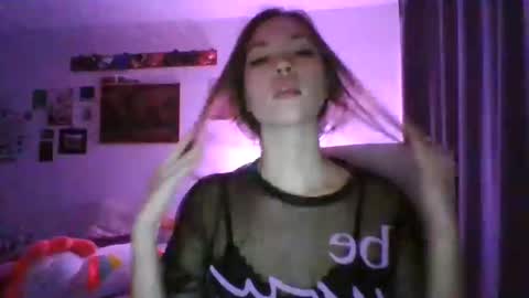 Snapshot of glitter_doll chatting on 01-28-25, 05:56 glitter_doll online show from 01-28-25, 05:56