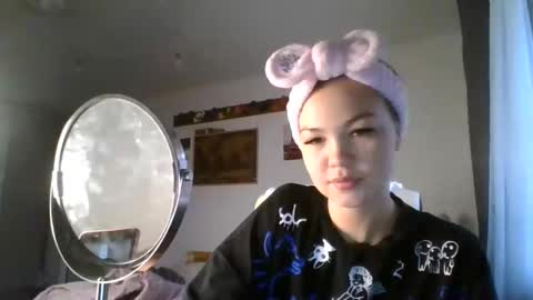 Snapshot of glitter_doll chatting on 01-29-25, 08:08 glitter_doll online show from 01-29-25, 08:08