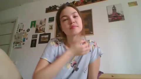 Snapshot of glitter_doll chatting on 02-28-25, 08:42 glitter_doll online show from 02-28-25, 08:42
