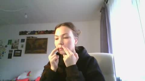 Snapshot of glitter_doll chatting on 03-05-25, 12:00 glitter_doll online show from 03-05-25, 12:00