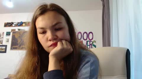 Snapshot of glitter_doll chatting on 09-10-25, 08:03 glitter_doll online show from 09-10-25, 08:03