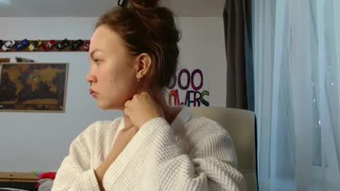 Snapshot of glitter_doll chatting on 09-26-25, 11:03 glitter_doll online show from 09-26-25, 11:03