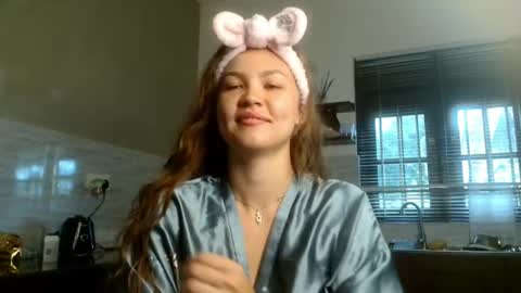 Snapshot of glitter_doll chatting on 10-25-25, 08:11 glitter_doll online show from 10-25-25, 08:11