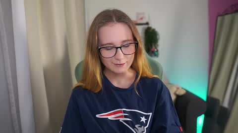 Snapshot of glossy_babe_ chatting on 02-08-26, 09:02 Monica online show from 02-08-26, 09:02