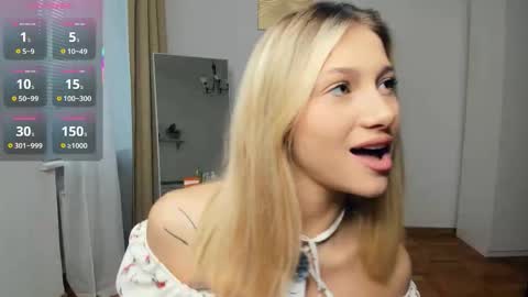 Snapshot of glossybabe_ chatting on 10-07-25, 07:38 Cherry online show from 10-07-25, 07:38