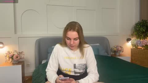 Snapshot of glow_margo chatting on 03-12-26, 01:34 Margo online show from 03-12-26, 01:34