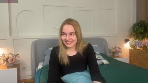 Snapshot of glow_margo chatting on 03-13-26, 01:56 Margo online show from 03-13-26, 01:56