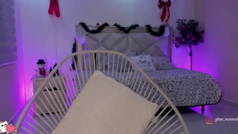 Snapshot of glow_moon chatting on 12-29-24, 02:17 Moon Nicoll online show from 12-29-24, 02:17