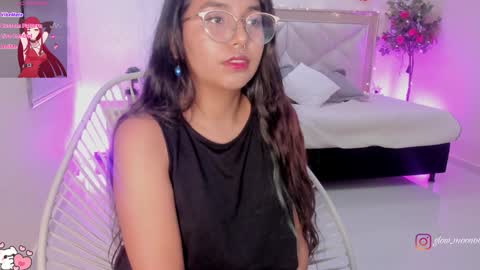 Snapshot of glow_moon chatting on 01-07-25, 06:48 Moon Nicoll online show from 01-07-25, 06:48