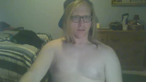 Snapshot of gnger31foru chatting on 12-15-24, 01:13 Steven Meadow online show from 12-15-24, 01:13