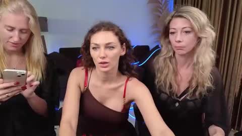 Snapshot of goddess_marylin chatting on 12-19-24, 03:40   330 UTC2 girls   online show from 12-19-24, 03:40