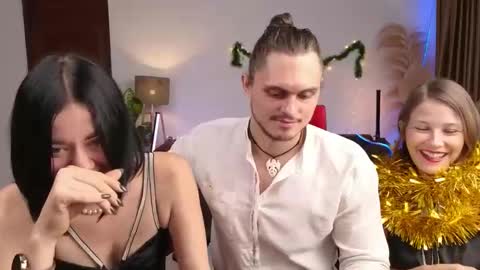 Snapshot of goddess_marylin chatting on 12-24-24, 03:38   330 UTC2 girls   online show from 12-24-24, 03:38