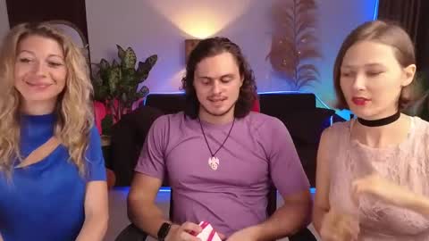 Snapshot of goddess_marylin chatting on 01-12-25, 03:28   330 UTC2 girls   online show from 01-12-25, 03:28