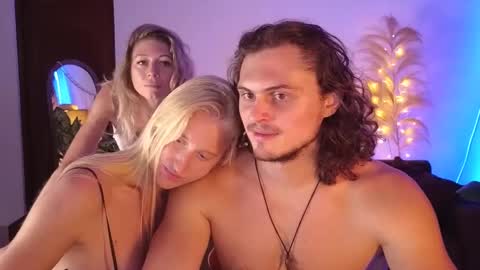 Snapshot of goddess_marylin chatting on 01-22-25, 05:48   330 UTC2 girls   online show from 01-22-25, 05:48