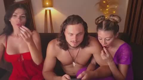Snapshot of goddess_marylin chatting on 03-12-25, 06:29   330 UTC2 girls   online show from 03-12-25, 06:29