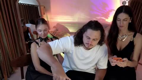 Snapshot of goddess_marylin chatting on 10-19-25, 03:18   330 UTC2 girls   online show from 10-19-25, 03:18